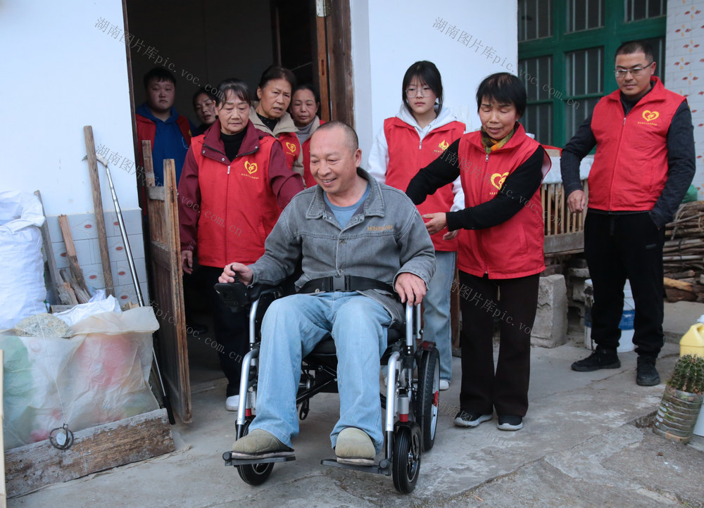 湖南桂东 电动轮椅 暖 志愿者