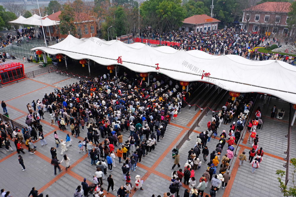 橘子洲景区，游人如织