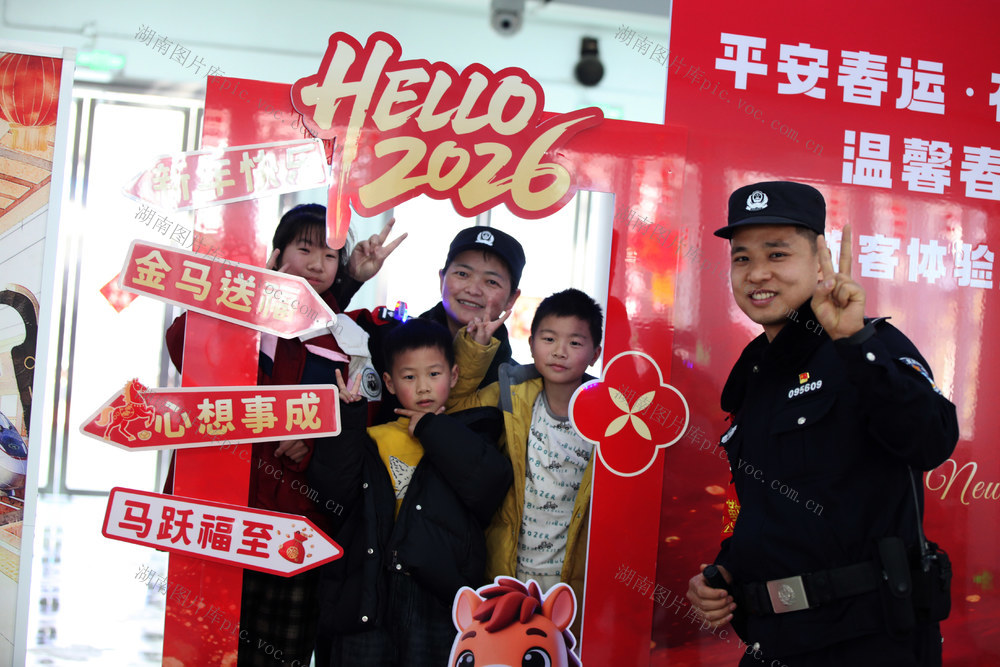 怀化铁警春节守卫旅客平安