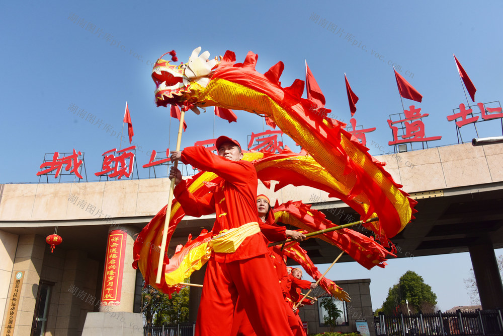春节  考古遗址公园  游客  财神  龙灯  狮子  