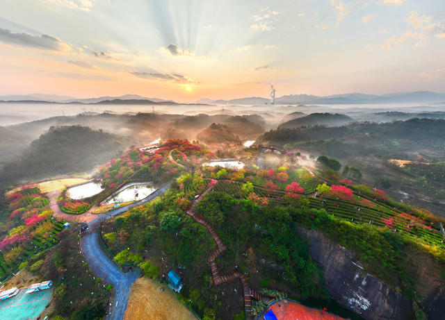春暖花开游  丹霞  飞天山 
 高椅岭  春日旅游  早春  二月    湖南  郴州  苏仙区   飞天山  丹霞  景区  踏青  赏花  游人如织  游客   