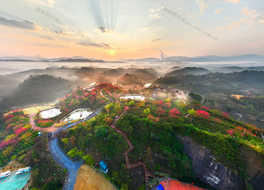 春暖花开游  丹霞  飞天山 
 高椅岭  春日旅游  早春  二月    湖南  郴州  苏仙区   飞天山  丹霞  景区  踏青  赏花  游人如织  游客   