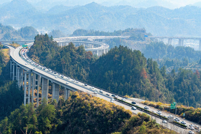 返程高峰车如潮   石家寨高速大桥段