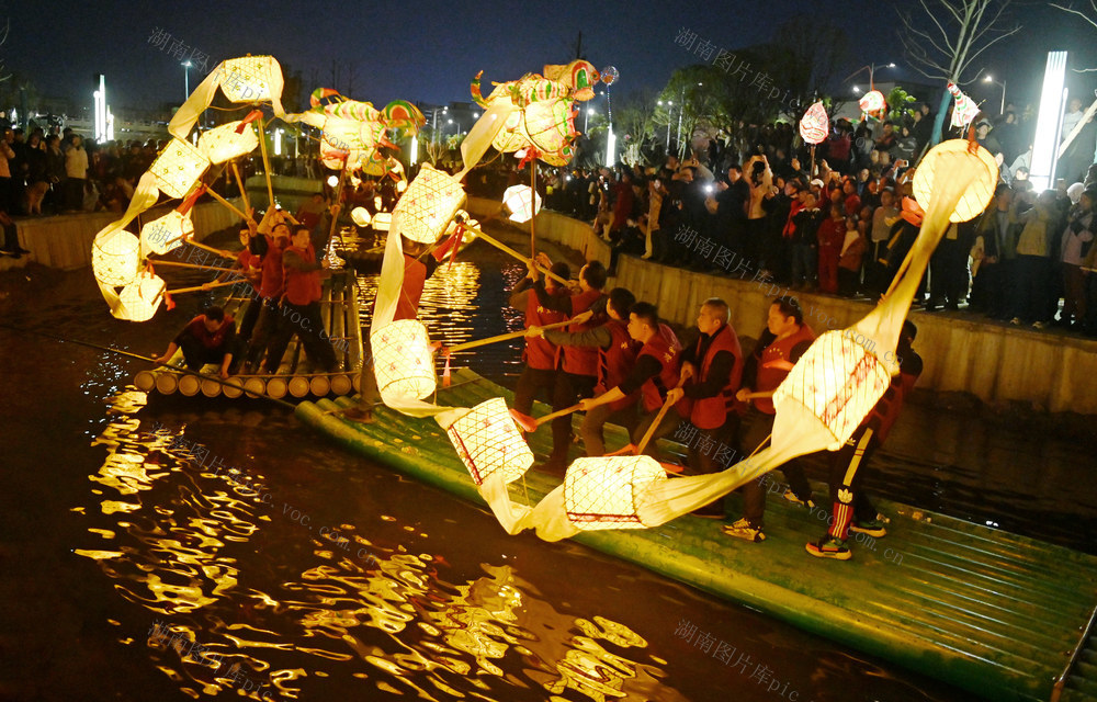 舞龙  河 龙灯 水龙 闹新春 民俗 文化 非遗 民间艺人 游客 市民  滩里 水龙灯 