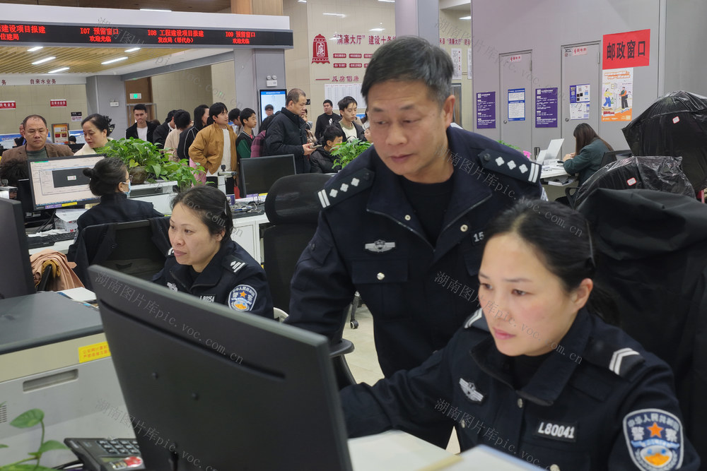 嘉禾：服务群众办证忙