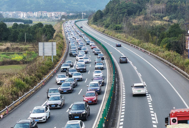 蓝山：高速公路迎来返程高峰
