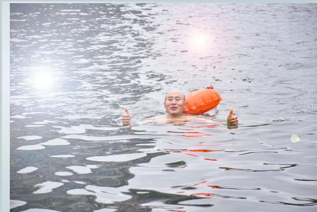 泳动赧水 健康迎春