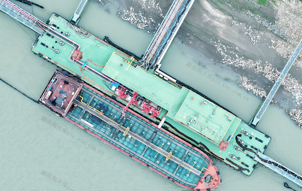 跃马扬鞭忙生产