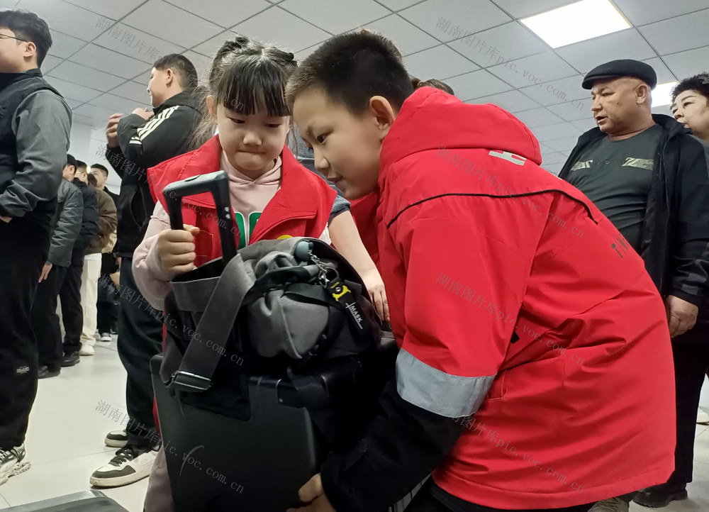 春运，铁路，旅客，春节，回家，归途，火车站，旅客，志愿者，红马甲，候车室，库车市雷锋车队