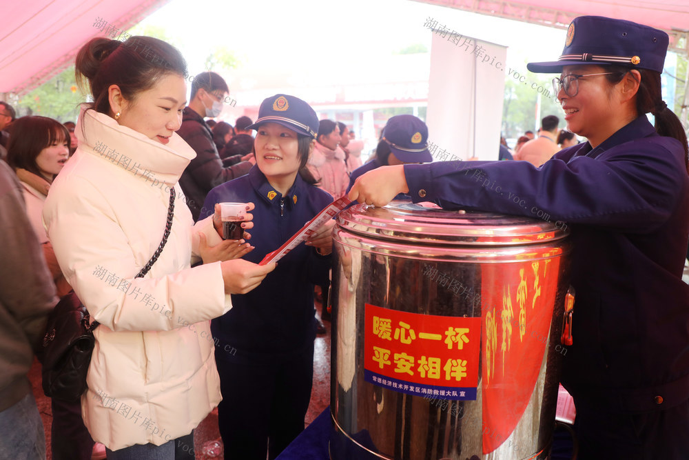 春风行动 大型招聘会 现场 求职者 应聘 雷锋志愿者