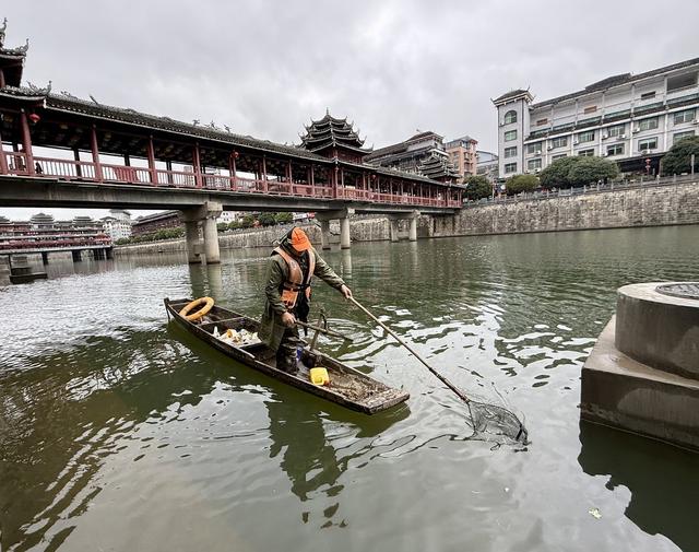 守护碧水清流
