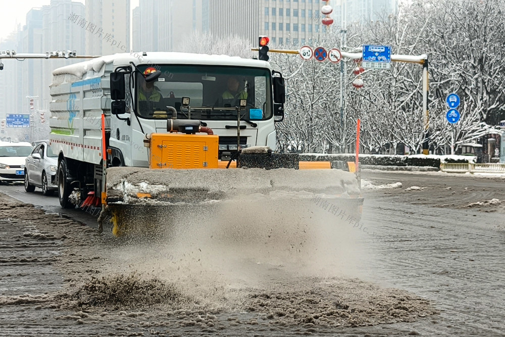 大雪，积雪，除雪，环卫工，除雪车，保畅通，道路积雪