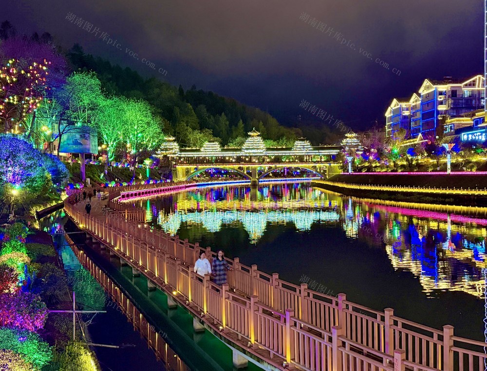 通道：“夜宴”醉游人
