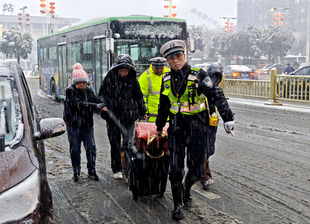 下雪，暴雪，帮扶，拉杆箱，火车站，公交车，公安民警，公交车站点