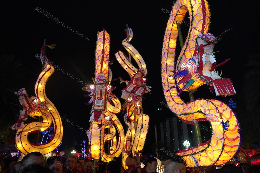 非遗展演闹元宵 浓浓年味扑面来

3月2日，湖南省隆回县元宵节非遗文化展演在辰河世家广场举行。展演现场锣鼓喧天、人头攒动、热闹非凡。6支优秀非物质文化遗产代表性项目参加了表演，上万名观众现场观看。