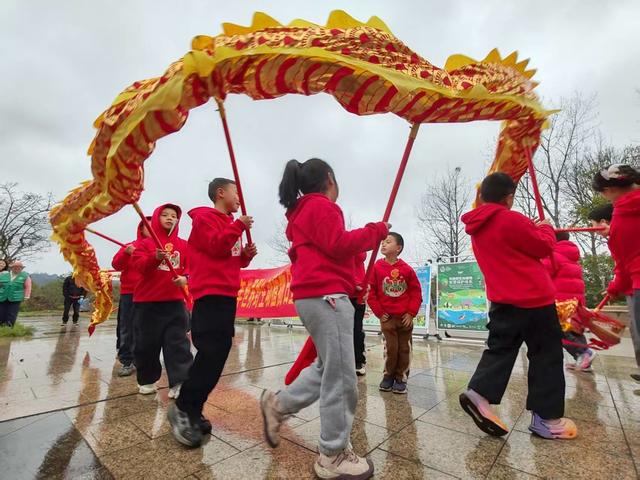 童趣舞龙传民俗   生态护生播“幼种”