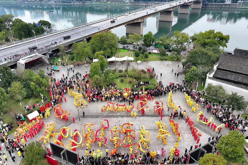 龙腾  狮跃  闹  元宵