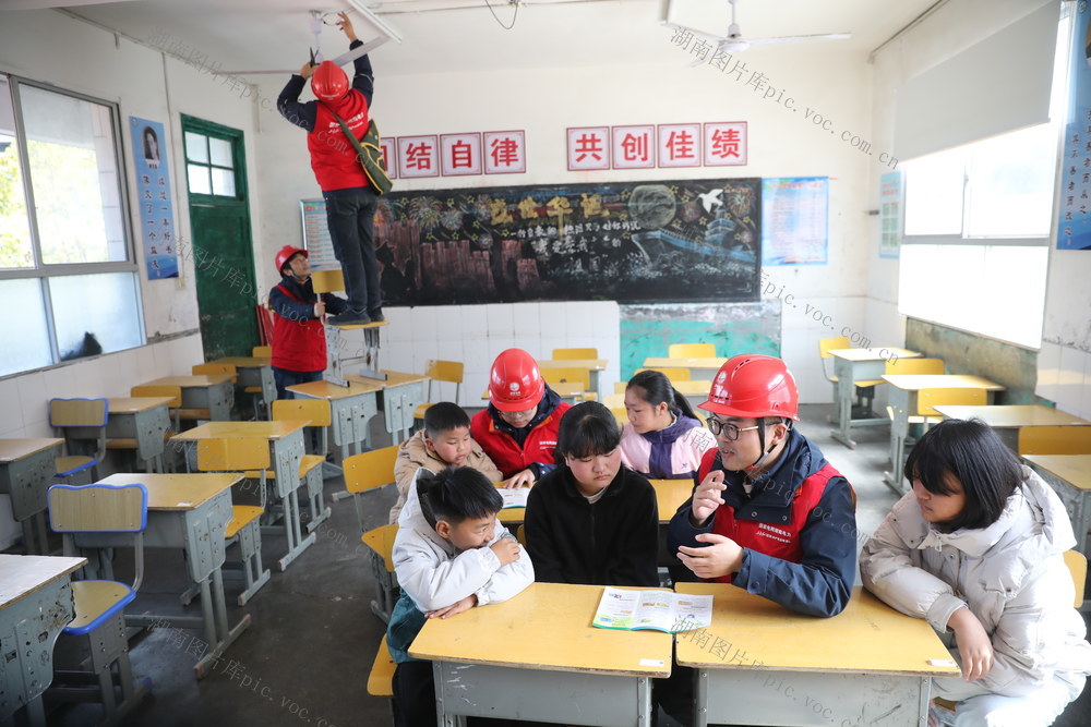 湖南龙山：开学季护航校园安全用电