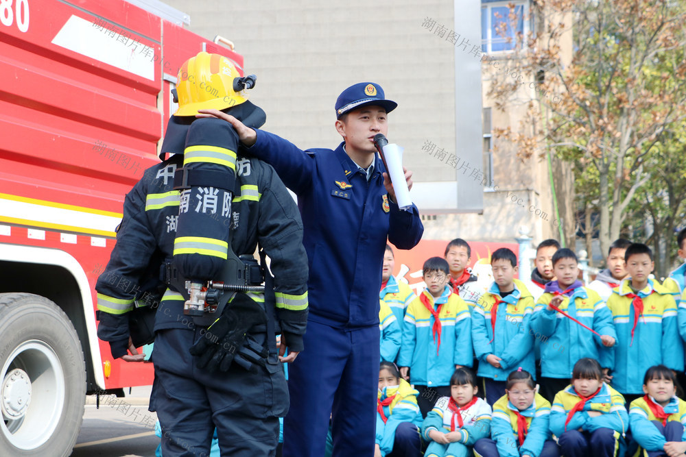 2026年春季开学第一课 讲解消防知识 体验消防装备 开展演练