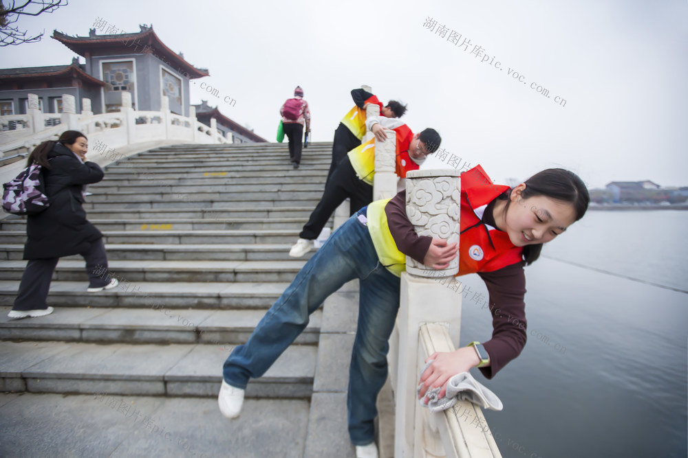 学校，公园，桥柱，学雷锋，大学生，小拱桥，新学期，打扫卫生，清洁家园，河南大学，口腔医学院