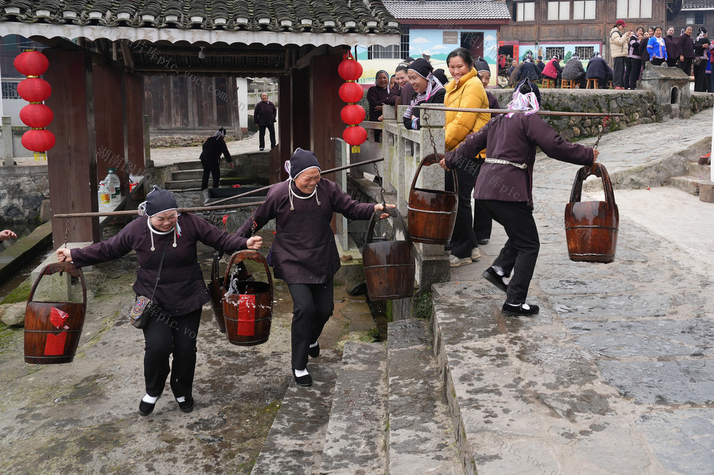 三八妇女节  通道向晖 赛农活享童欢庆“三八” 