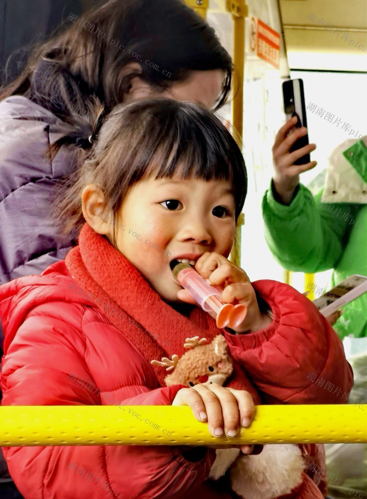 红衣儿童，天真笑脸。