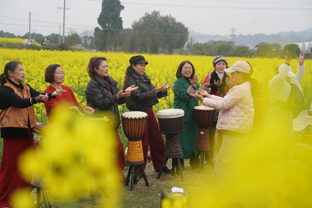 户外课堂乐老人（图）

3月7日，湖南省隆回县爱晚老年大学学员在三阁司镇沙坪村油菜基地练手鼓、跳舞。近年来，该县爱晚老年大学先后开设声乐、舞蹈、二胡、书法、象棋等多门课程，聘请专业老师任教，定期开展文艺展演、户外活动，老年大学成为广大老年朋友的快乐大本营。