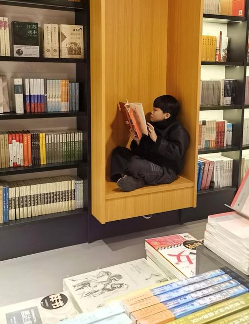 小小读书郎，斗室乾坤大。