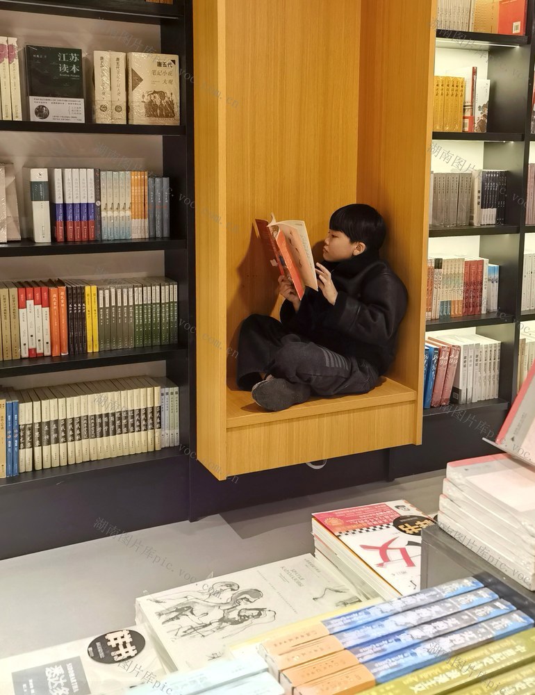 小小读书郎，斗室乾坤大。