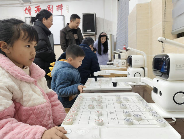 人机对弈 乐在“棋”中（图）
3月8日，湖南省隆回县青少年活动中心，小学生正在和机器人进行象棋博弈。据了解，机器人设置相应的象棋难度级别，学生在竞技比拼过程中感受中华传统文化的魅力，提高动手能力，培养科学思维与创新意识。