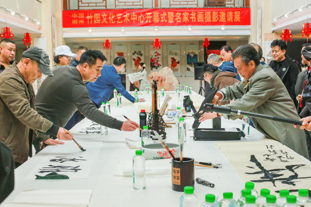   湖南  郴州市  竹园文化艺术中心    开幕式   春季名家书画  摄影作品  邀请展  参展作品  书法  国画  油画  摄影  艺术爱好 
 书画家们  现场创作  