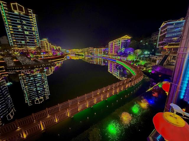 夜色“之光”  民众“暖阳”
