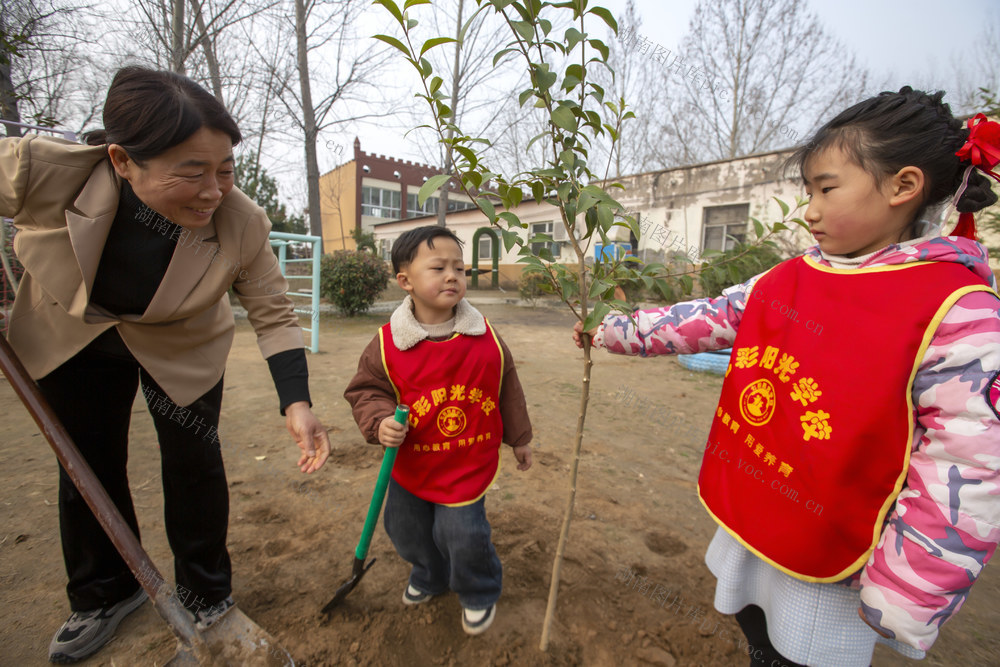 植树节，小朋友，小学生，幼儿园，栽树，培土，浇水，七彩阳光