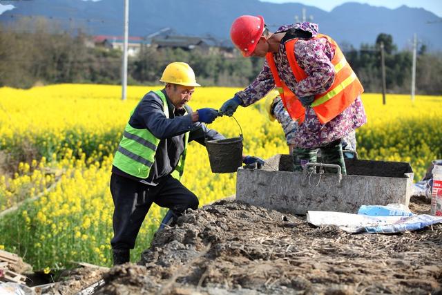 怀化中方铜湾村民抓紧春季修水利