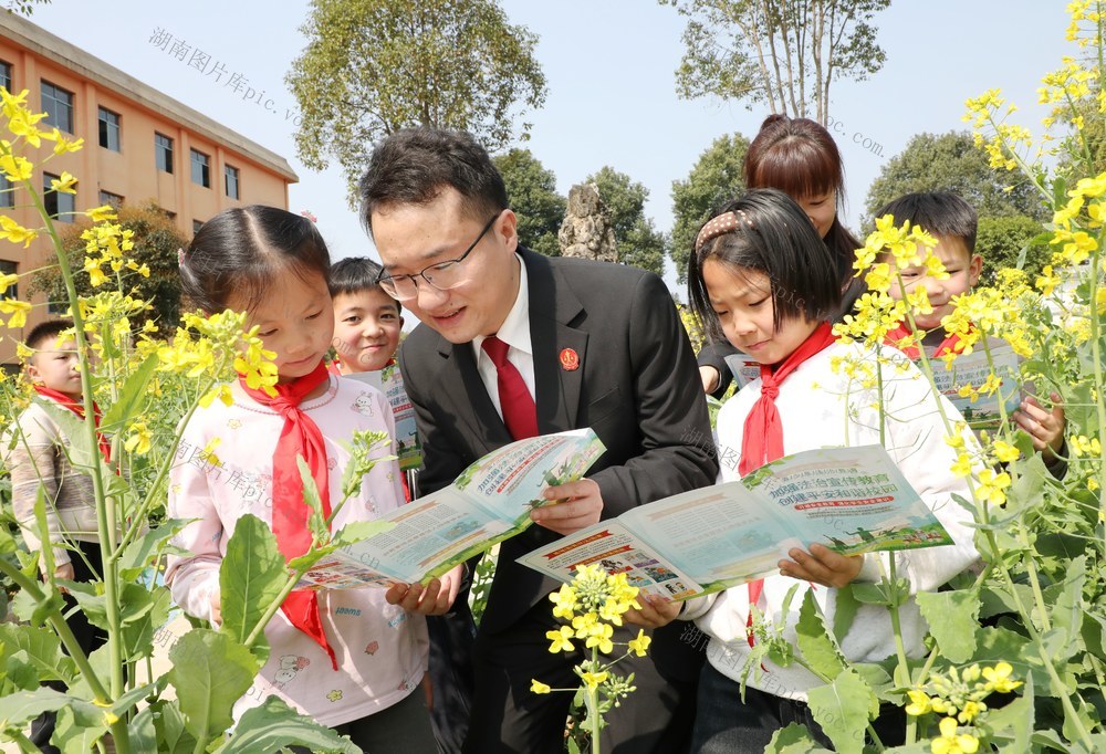 法治宣传进校园    学法守法促成长