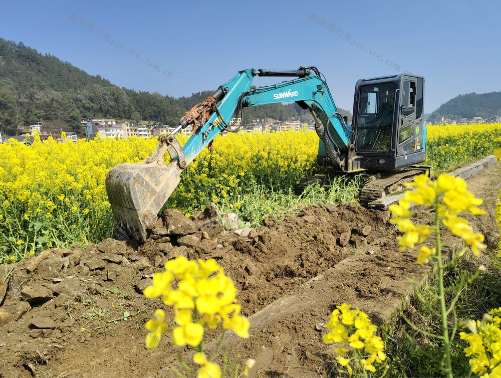 水渠修复润民心（图）
3月13日，湖南省隆回县司门前镇石山湾村，水渠修复工程正在有序进行。水利设施是重要的民生工程，也是乡村振兴的重要支撑。近年来，该镇加大投入，兴修水利设施，让每一寸耕地都能“喝上水”，让老百姓种有所收。
