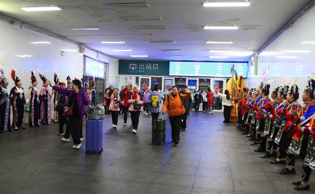 怀化载歌载舞迎接四方游客