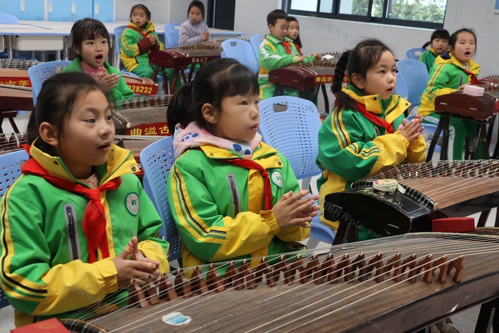 古筝 土家族 小学 苗族 学生  中华 传统 文化 需求 滋润 心灵 社团 课后服务