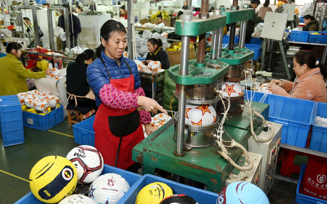 企业 工业 外贸 订单 生产 工人 球 车间 赶订单 开门红  经济 工人 产品 足球 一季度