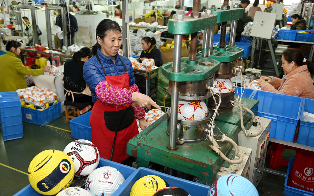 企业 工业 外贸 订单 生产 工人 球 车间 赶订单 开门红  经济 工人 产品 足球 一季度