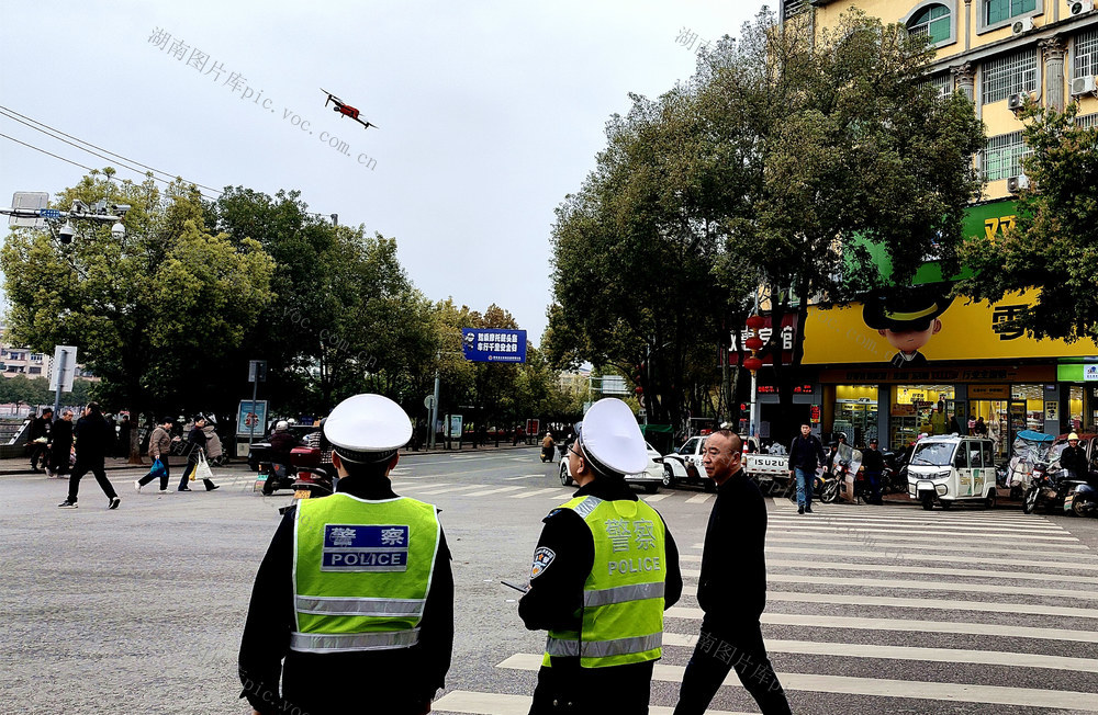 空中执勤  守护道路平安