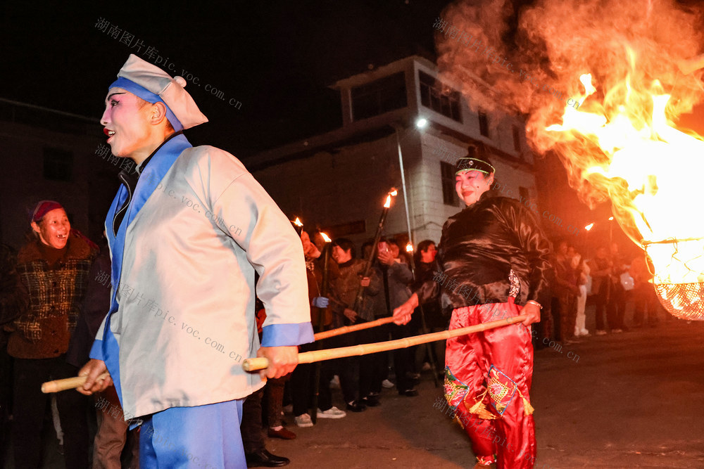 扮“故事” 群众乐