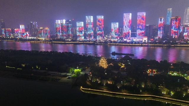 “一江两岸“，夜色美