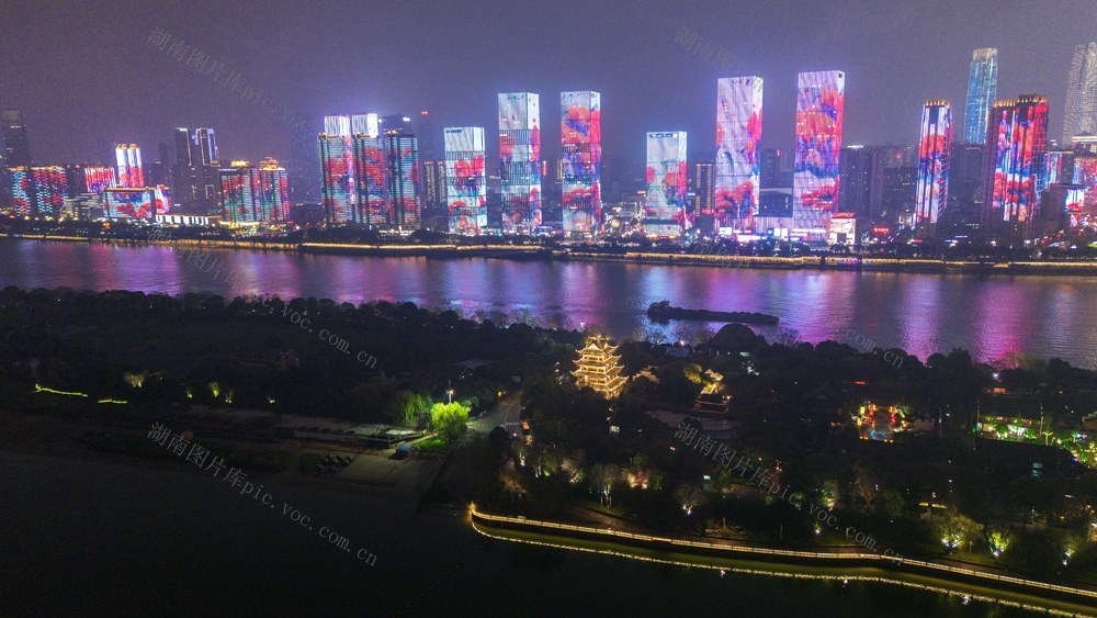 “一江两岸“，夜色美