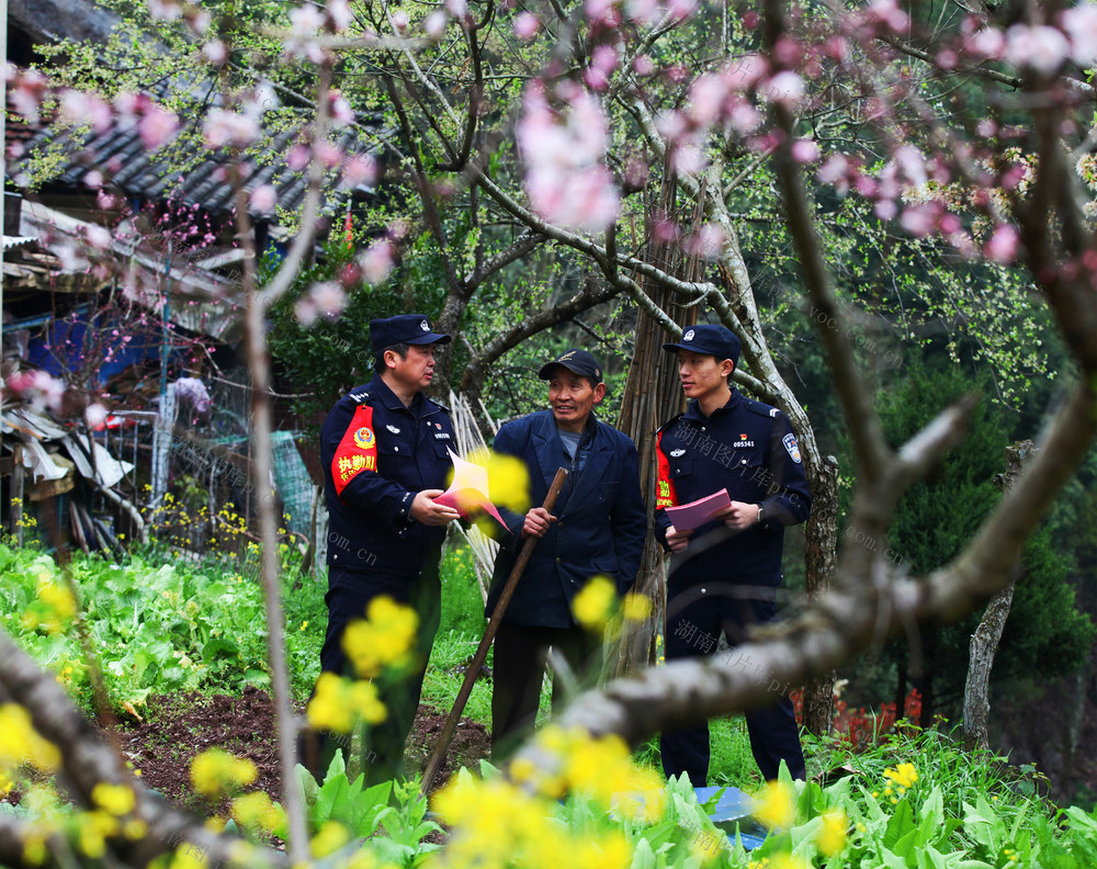 怀化铁警深入田间地头对群众说安全