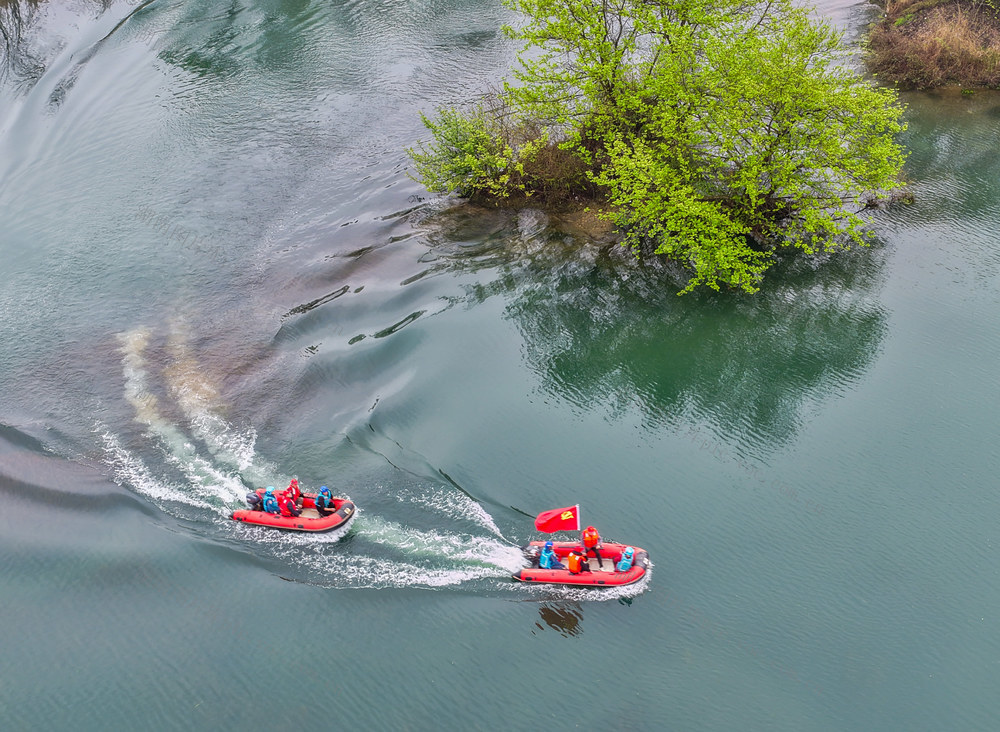 湖南道县：巡河净滩护碧水