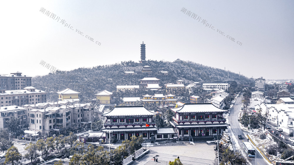 岳阳圣安寺雪景航拍 建筑 中国风 冬季 古建筑 文化 宝塔 岳阳自然风光 岳阳雪景 岳阳圣安寺航拍 佛像 祥和 景观