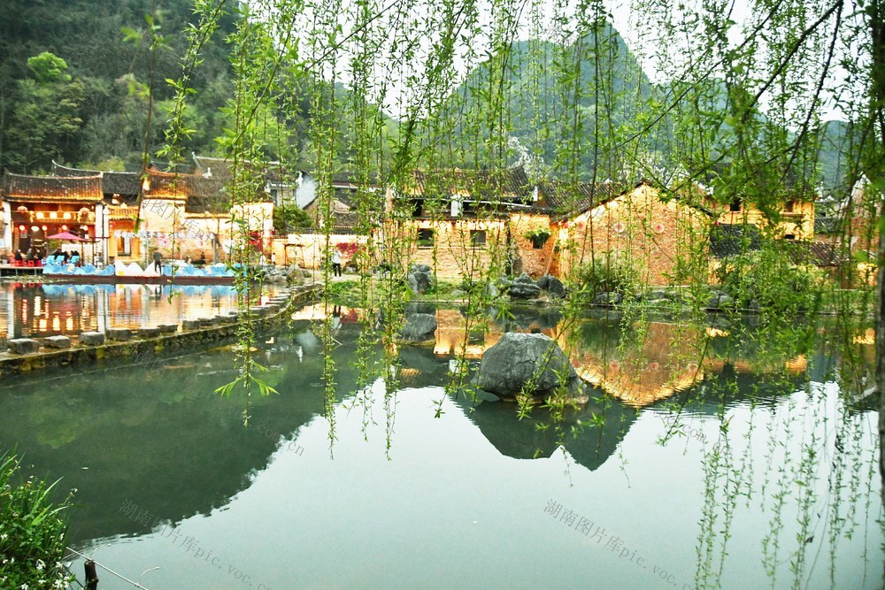 春临瑶寨景色美