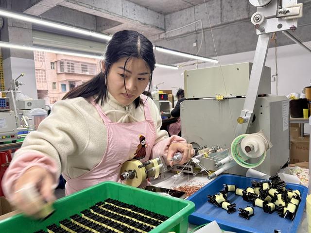 家门口端稳“就业碗”
