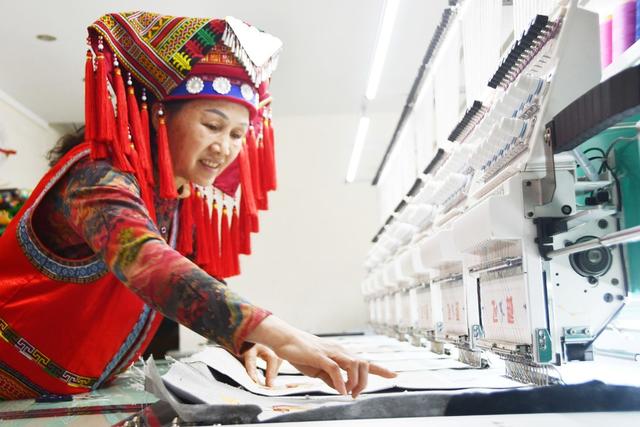 民族刺绣产业转型发展